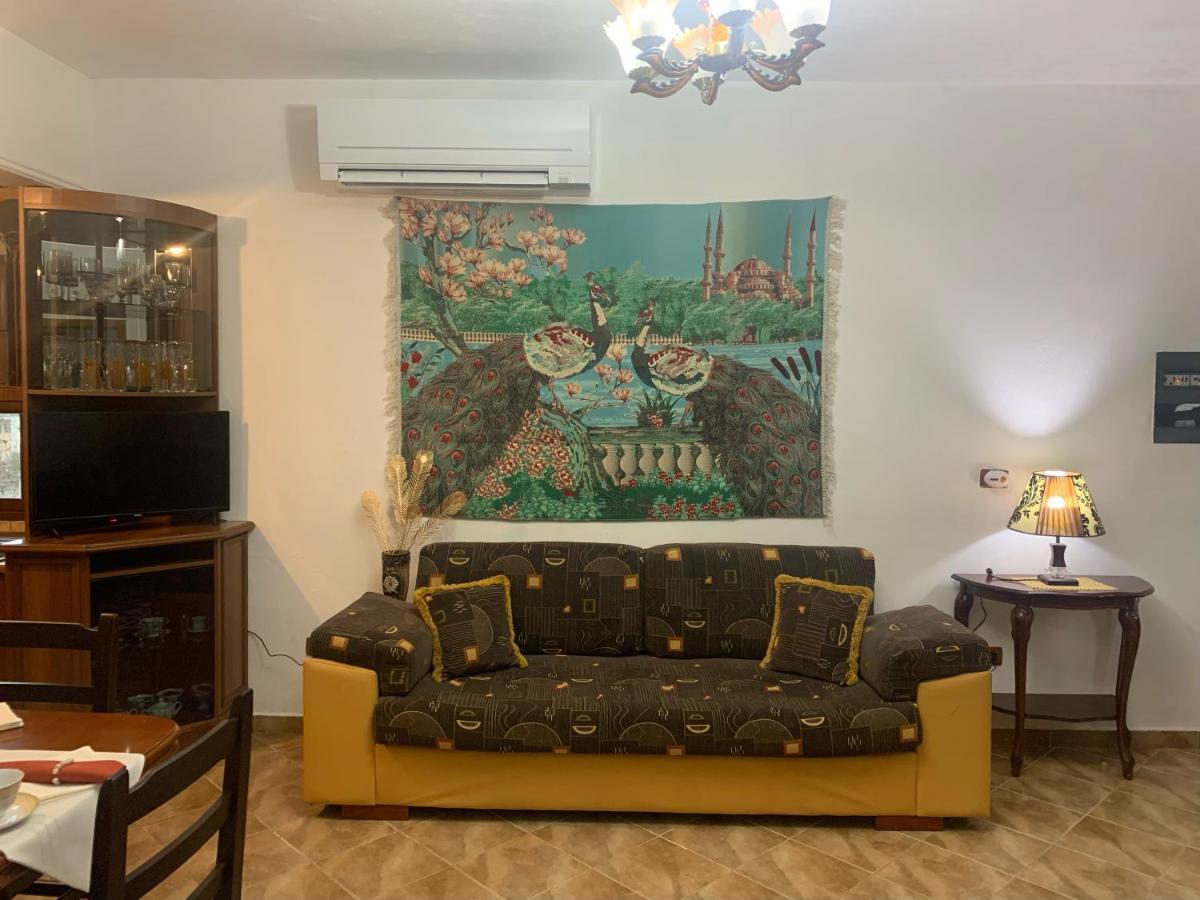 Vila Demaj! Free Parking Берат Екстер'єр фото